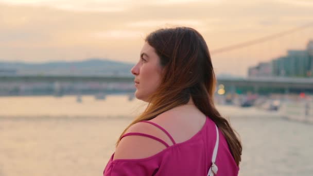 Eine Hübsche Frau Einem Rosafarbenen Oberteil Genießt Eine Abendliche Flusskreuzfahrt — Stockvideo