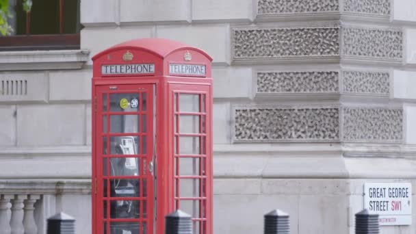 Caddedeki Kırmızı Telefon Kulübesi — Stok video
