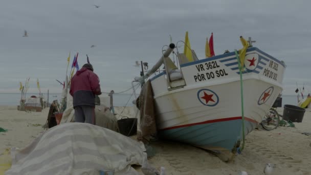 Portugiesisches Fischerboot Strand Netze Sortieren Und Gesellschaft Von Möwen Putzen — Stockvideo