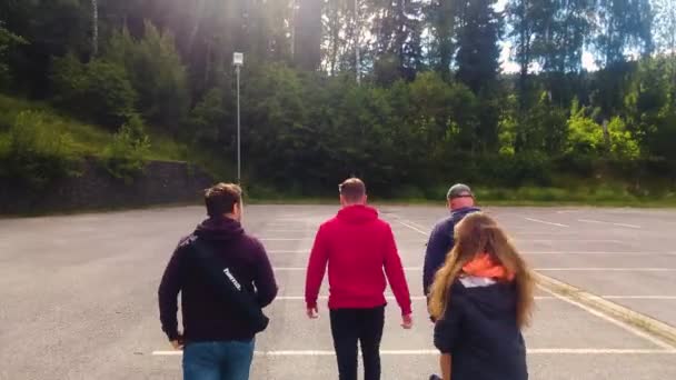 Gruppe Von Menschen Fuß Auf Einem Parkplatz — Stockvideo