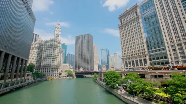 Barcos Turísticos Táxis Aquáticos Trânsito Rio Chicago Através Centro Cidade — Vídeo de Stock