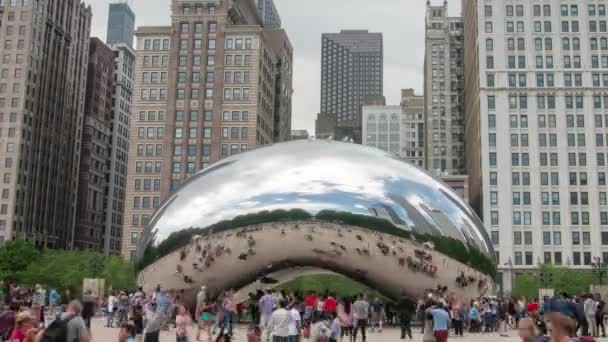 以密歇根大道的建筑为背景 芝加哥云门雕塑的规模令游客相形见绌 这幅作品也被称为 — 图库视频影像