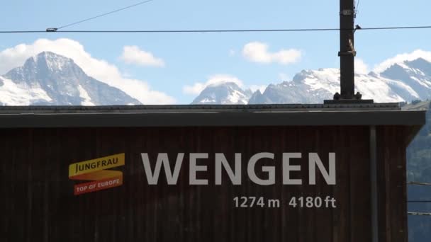 Des Images Pancarte Wengen Suisse Avec Train Devant Arrêtant Fin — Video