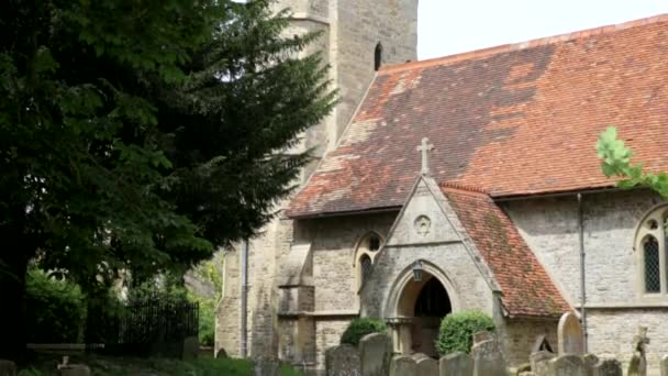 Věž Vstupní Veranda Anglického Vesnického Kostela — Stock video