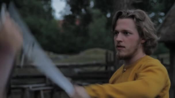 Viking Age Village Reenactment Vikings Socialiser Pratiquer Avec Des Épées — Video