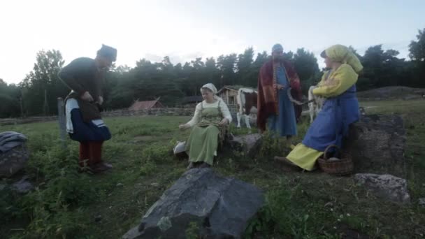 Viking Age Village Reenactment Zweden Vikingen Socialiseren Een Mosseldorpje — Stockvideo