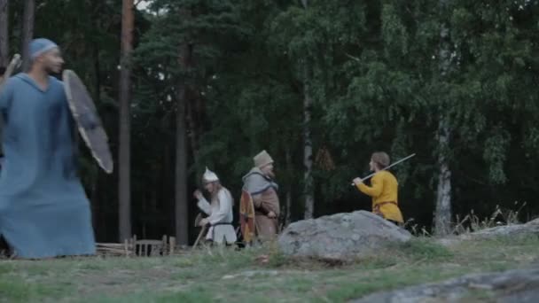 Viking Age Village Reenactment Vikingen Socialiseren Oefenen Met Zwaarden — Stockvideo