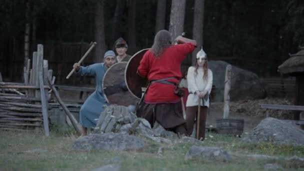 Viking Age Village Reenactment Vikingos Socializando Practicando Con Espadas — Vídeo de stock