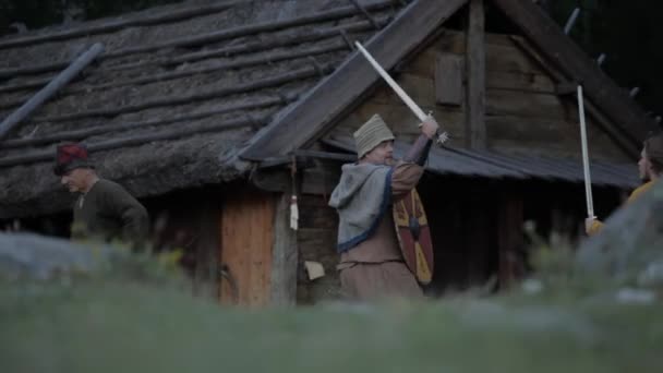 Reconstituição Vila Viking Age Vikings Socializar Praticar Com Espadas — Vídeo de Stock