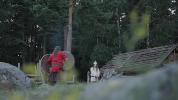 Rekonstrukce Vikingské Vesnice Vikingové Socializující Cvičící Meči — Stock video