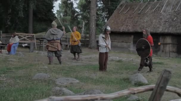 Viking Age Village Reenactment Vikingen Socialiseren Oefenen Met Zwaarden — Stockvideo