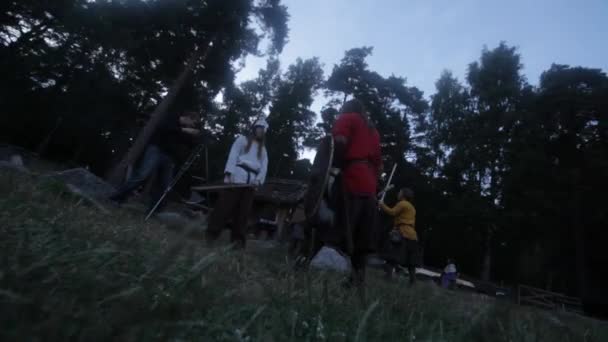 Viking Age Village Reenactment Vikingen Socialiseren Oefenen Met Zwaarden — Stockvideo