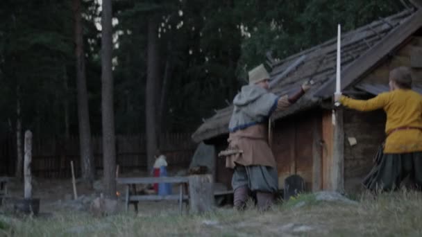Viking Age Village Reenactment Vikingos Socializando Practicando Con Espadas — Vídeos de Stock