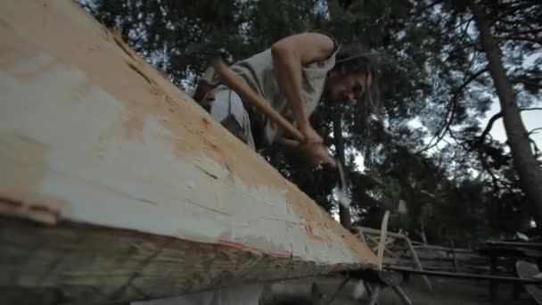 Viking Age Village Reenactment Vikingos Socializando Practicando Con Espadas — Vídeo de stock