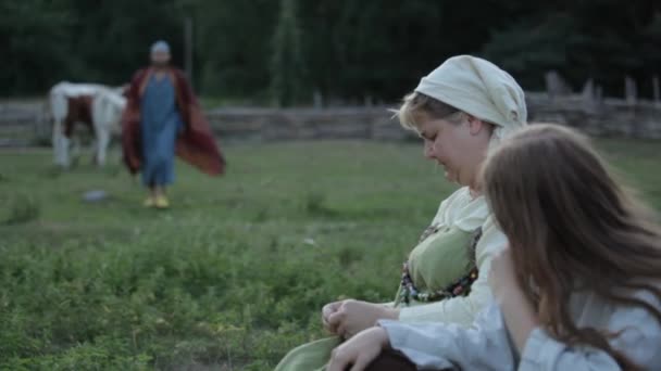 Viking Age Village Reenactment Sweden Inglês Vikings Socializando Uma Amêijoa — Vídeo de Stock