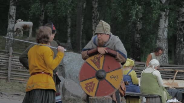 Viking Age Village Reenactment Vikingos Socializando Practicando Con Espadas — Vídeo de stock