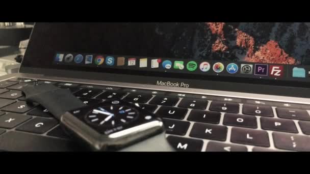Una Toma Apple Watch Series One Descansando Macbook Pro Que — Vídeo de stock