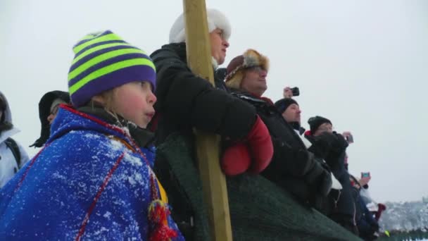 Sobí Závody Sněhu Davy Nadšených Turistů Hrnou Unikátní Saami Tradici — Stock video