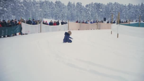 驯鹿在雪地里赛跑 瑞典北部大批愉快的游客涌向独特的萨米人传统 — 图库视频影像