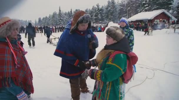 驯鹿在雪地里赛跑 瑞典北部大批愉快的游客涌向独特的萨米人传统 — 图库视频影像