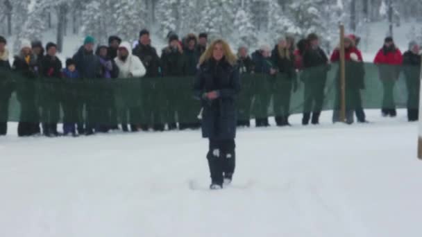 雪の中でトナカイレース スウェーデン北部のユニークなサーミの伝統に群がる喜びの観光客の群衆 — ストック動画