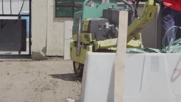 Compresor Acción Sitio Construcción Con Alguien Regando Suelo — Vídeo de stock