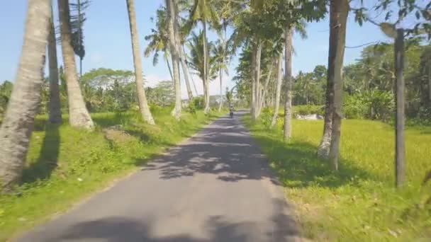 印度尼西亚巴厘岛的农村公路空中 妇女骑摩托车 — 图库视频影像
