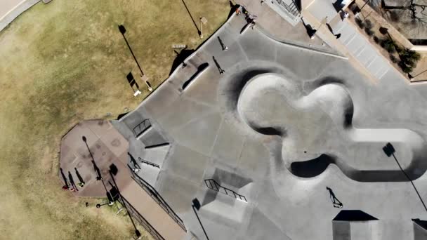 Flug Über Einen Bowl Skatepark Auf Dem Grüngürtel Scottsdale — Stockvideo
