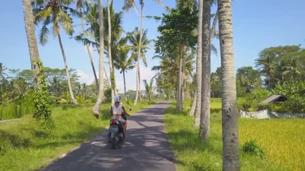 Aérea Carretera Rural Bali Indonesia Con Mujer Caballo Scooter — Vídeos de Stock