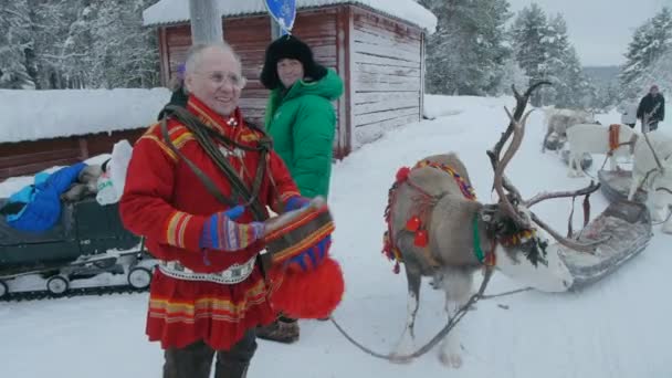 Rodzina Sami Reniferów Przygotuj Się Coroczne Tradycyjne Występy Targu Jokkmokk — Wideo stockowe
