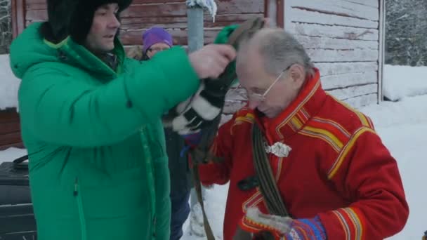 Familie Sami Und Rentiere Bereiten Sich Auf Den Traditionellen Jährlichen — Stockvideo