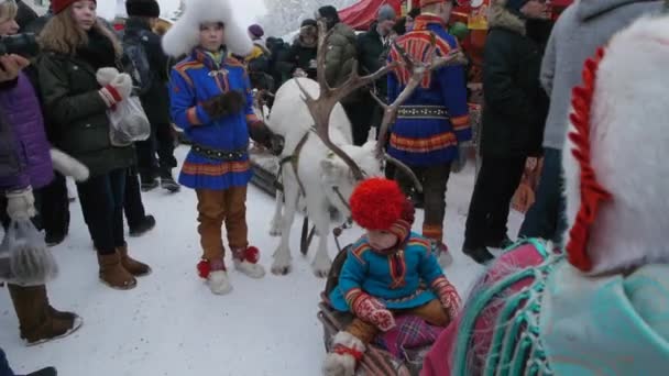 サミの家族とトナカイはジョッコモク市場で毎年伝統的な外観を作ります スウェーデン北部で400年の伝統を誇る — ストック動画