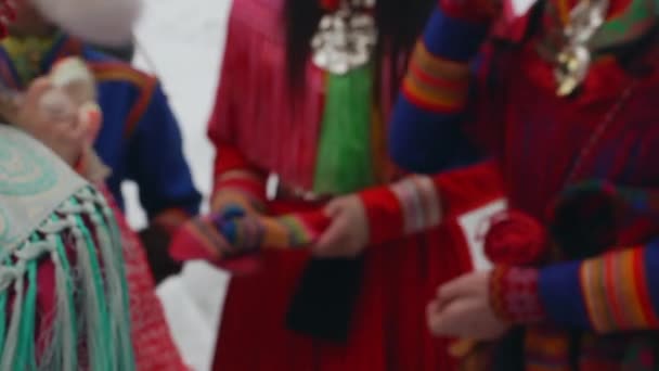 Samisk Familj Och Renar Förbereder Sig För Ett Årligt Traditionellt — Stockvideo