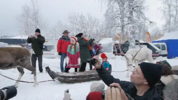 Famiglia Sami Renne Fanno Ogni Anno Apparizione Tradizionale Mercato Jokkmokk — Video Stock