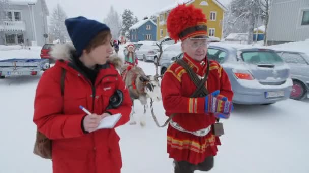 Samisk Familj Och Renar Gör Sitt Årliga Traditionella Framträdande Jokkmokks — Stockvideo