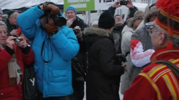 Rodzina Sami Renifery Sprawiają Roczne Tradycyjne Wygląd Rynku Jokkmokk 400 — Wideo stockowe