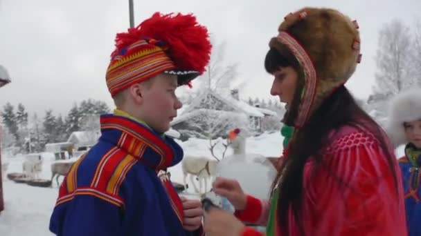 Семья Саамов Северные Олени Готовятся Ежегодному Традиционному Появлению Рынке Джоккмокк — стоковое видео