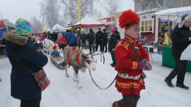 Rodzina Sami Renifery Sprawiają Roczne Tradycyjne Wygląd Rynku Jokkmokk 400 — Wideo stockowe