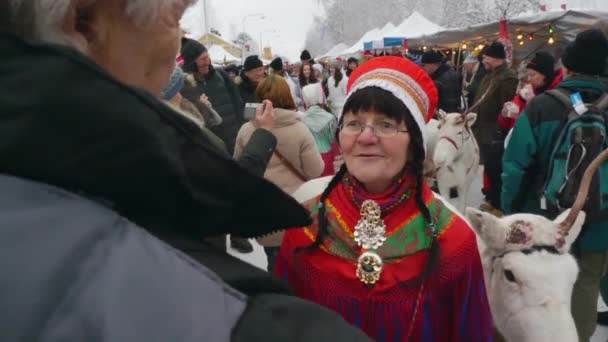 Семья Саамов Оленей Делают Ежегодное Традиционное Появление Рынке Джоккмокк 400 — стоковое видео