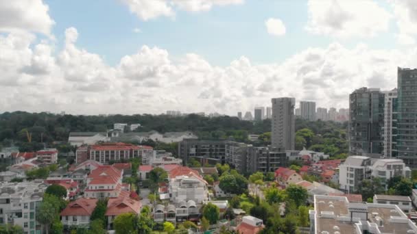 Flygfoto Över Singapore Stadsbild Flyger Upp Medan Snurra Långsamt — Stockvideo