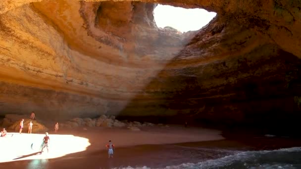 ポルトガルの岩の形成を通して特別な光 — ストック動画