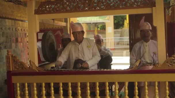 Średnie Ujęcie Birmańskich Muzyków Grających Lokalną Muzykę Świątyni Buddyjskiej — Wideo stockowe