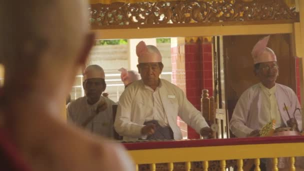 Старый Монах Мандалае Мьянма Слушает Музыку Бирманских Музыкантов Пагоде — стоковое видео