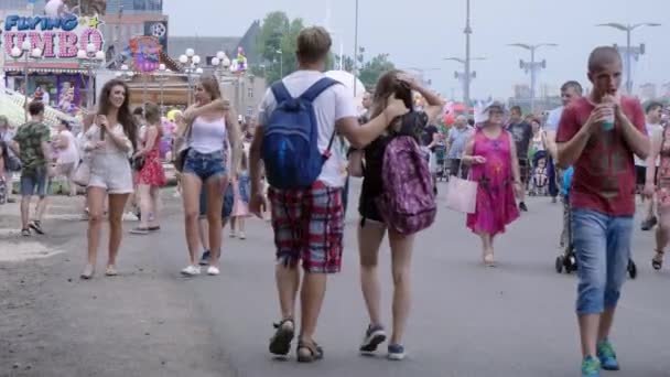 Mensen Lopen Menigte Pretpark — Stockvideo