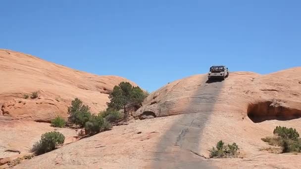 Humvee Jízda Pouštní Silnici Přes Dunu — Stock video