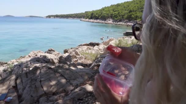 Vrouw Die Watermellon Eet Het Strand — Stockvideo