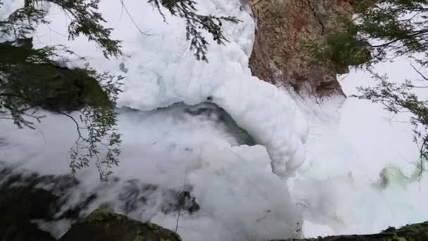 Overhead Uma Cachoeira Congelada Agora Descongelando — Vídeo de Stock