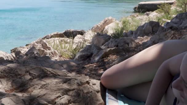 Žena Užívá Mořského Pobřeží — Stock video