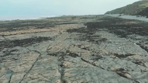 イギリスのデヴォン北部の海岸で撮影された奇妙な無人機 別のビーチのビットが どのようなビュー — ストック動画