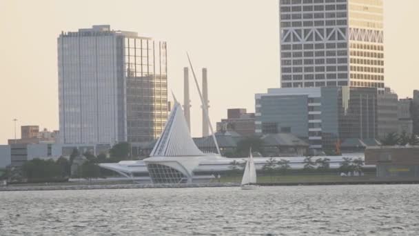 Żaglówka Płynie Wodach Milwaukee Wisconsin Harbor Panoramą Miasta Jako Tłem — Wideo stockowe